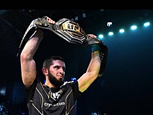 Махачев отобрал у Оливейры пояс чемпиона UFC
