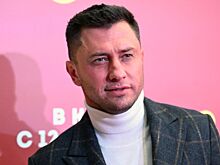 Павел Прилучный удивил поклонников игрой на рояле в элегантном костюме