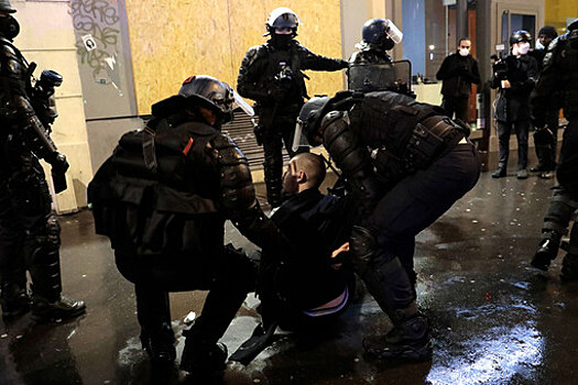 В Париже на протестах задержали 80 человек