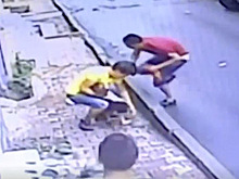 Мигрант поймал выпавшего из окна ребенка