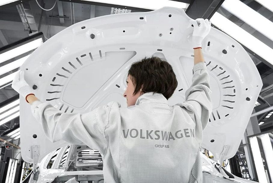 Volkswagen останавливает сборку автомобилей в России