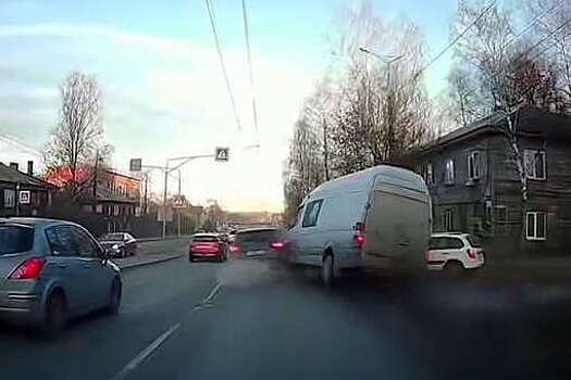 В Петрозаводске микроавтобус влетел в иномарку на проезжей части