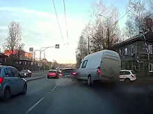 В Петрозаводске микроавтобус влетел в иномарку на проезжей части