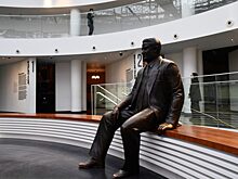 Охранник объяснил, зачем нарисовал глаза на известной картине