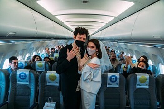 Молодожёны расписались в небе над Калужской областью