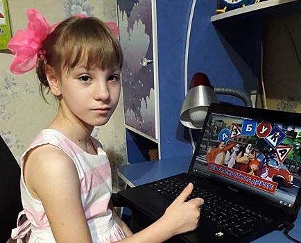 Школьники на летних каникулах продолжают повторять правила дорожного движения