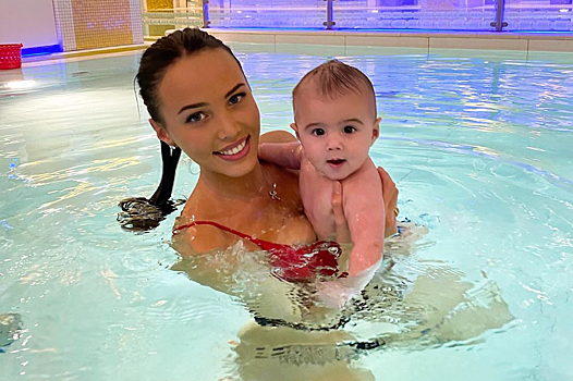 Мимими дня: Анастасия Решетова плавает с четырехмесячным сыном