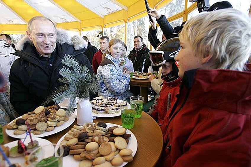 Снимки можно посмотреть на сайте "Путин. 20 лет". 