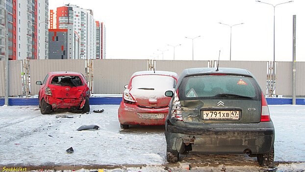 В соцсетях сообщили о ночном ДТП с участием восьми машин в Санкт-Петербурге