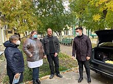 Саратовский депутат поддержали врачей в ковидных отделениях свежими витаминами