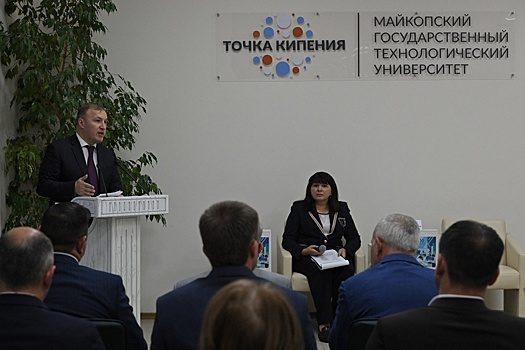 Глава Адыгеи встретился с участниками регионального этапа конкурса "Лидеры России"