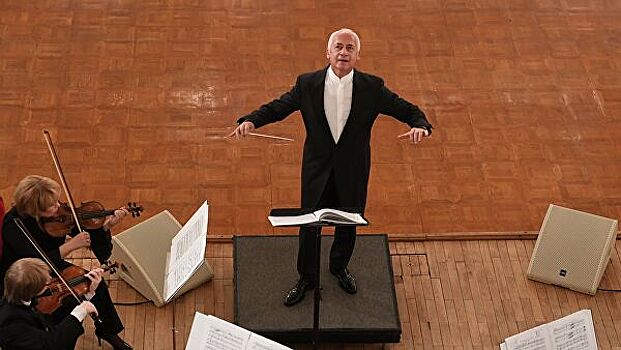 Спиваков поделился со зрителями воспоминаниями на юбилейном концерте "Автопортрет"