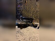 Легковой автомобиль провалился под землю в Уфе