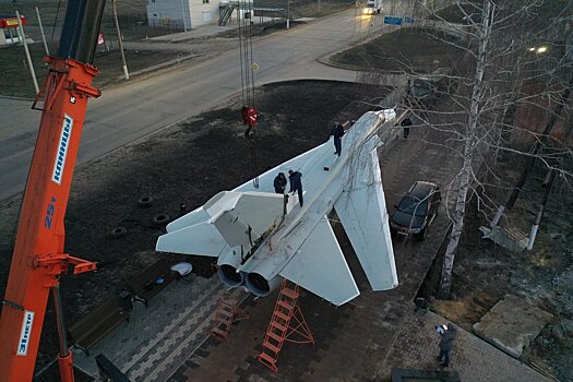 Бомбардировщик Су-24 заметили на дороге жители Воронежской области