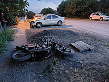 Госпитализировали с травмами: в Октябрьском районе иномарка сбила двоих подростков на мотоцикле