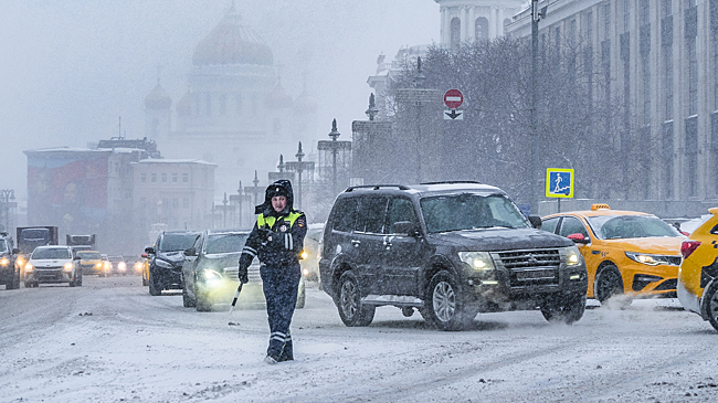 До 300 тысяч рублей: водителям напомнили о зимних штрафах