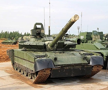 Погоню внедорожника за танком сняли на видео