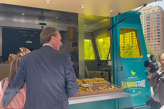 Работников Amazon угостили бесплатными бананами в честь открытия нового офиса IT-компании