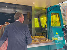 Работников Amazon угостили бесплатными бананами в честь открытия нового офиса IT-компании