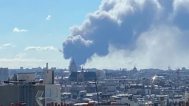 Сильный пожар произошел на крупном рынке в Париже