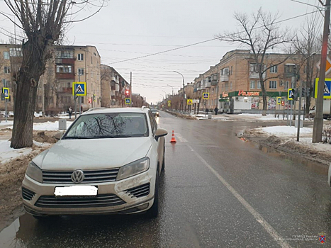 В Волжском прямо на «зебре» внедорожник сбил ребенка
