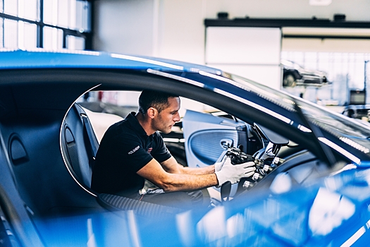 Bugatti показала интерьер гиперкара Centodieci в стиле модели 20-летней давности