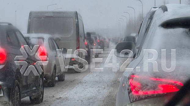 Девятибалльные пробки сковали Кемерово из-за снегопада