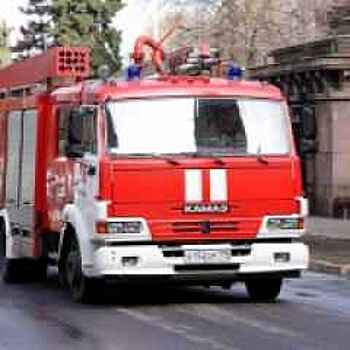 На востоке Москвы потушили пожар в автосервисе