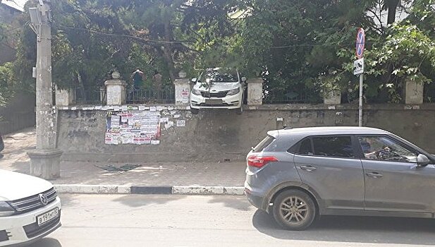 Приехал: в Судаке авто повисло на заборе
