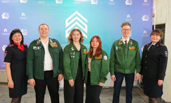 В Кирове сотрудники транспортной полиции поздравили школьников и студентов с Днем Российских студенческих отрядов