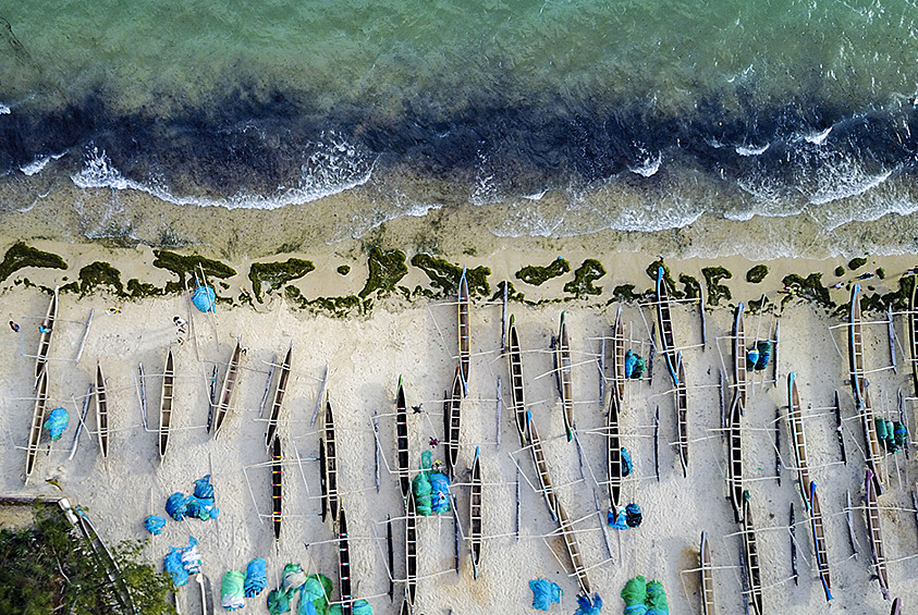 Деревянные рыбацкие лодки, выстроившиеся на мадагаскарском пляже