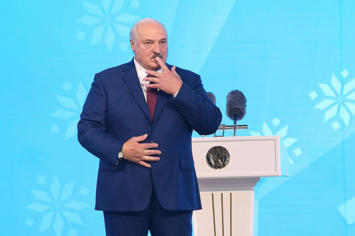 Лукашенко призвал Запад не беситься из-за ядерных учений