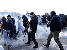 Жесткими столкновениями с полицией закончился митинг греческих фермеров