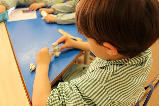 Малышей научат создавать рельефные картины из пластилина