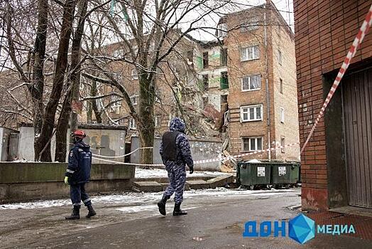 Полицейские дежурят вокруг аварийной пятиэтажки на Нариманова