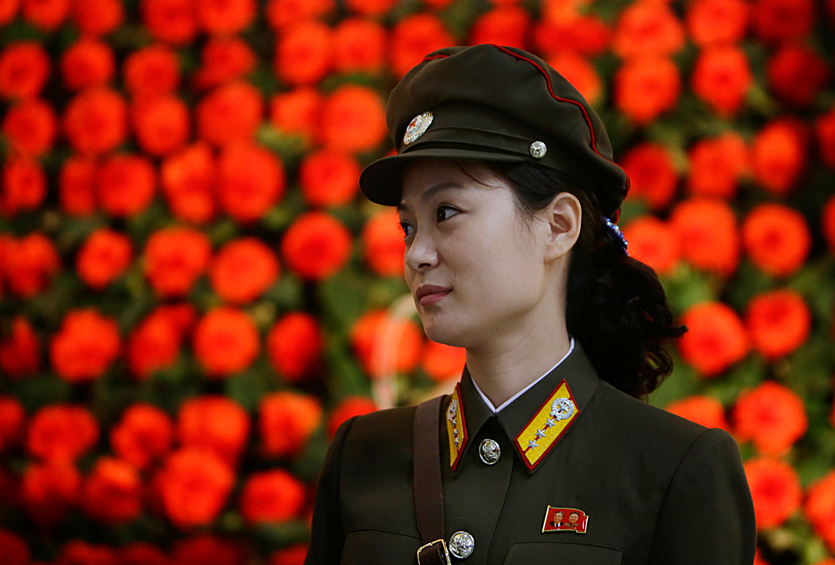 Военнослужащая армии КНДР на выставке Kimilsungia-Kimjongilia в Пхеньяне