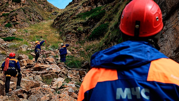 Попавших под камнепад в Кабардино-Балкарии туристов эвакуировали с помощью вертолета