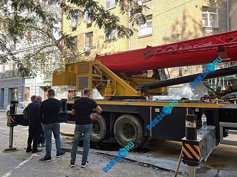 Фото и видео: в центре Ростова асфальт провалился под краном