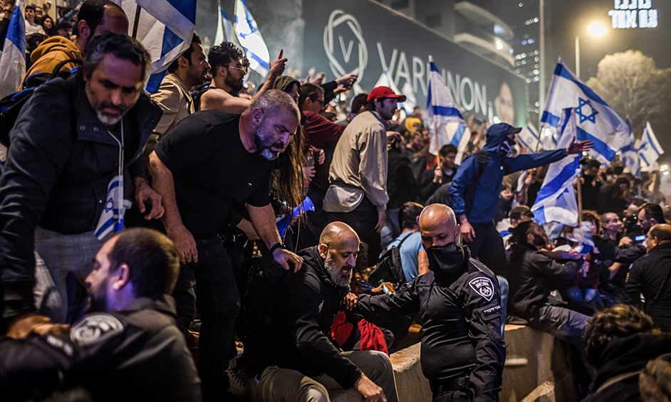 Столкновение протестующих с полицией, 27 марта 2023 года