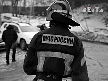 Пожар, уничтоживший машины в автомастерской, расследуют МЧС и полиция Владивостока