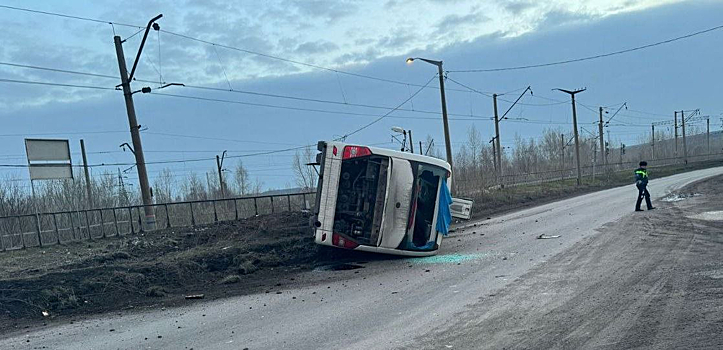 Медики госпитализировали трех пассажиров перевернувшегося в Новокузнецке автобуса
