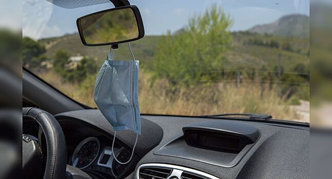 Медицинская маска на зеркале заднего вида несёт опасность для водителей