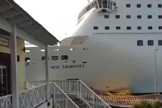 Огромный круизный лайнер протаранил причал прямо перед камерами туристов