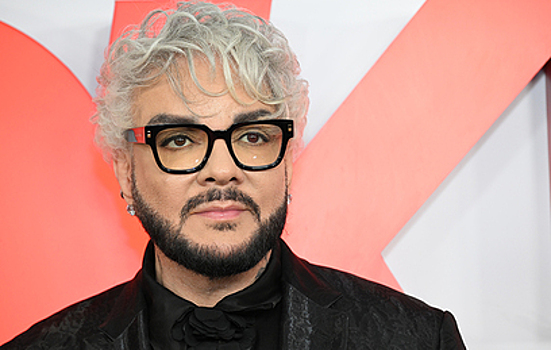 Филипп Киркоров изменился до неузнаваемости: гладко выбритое лицо, роскошные черные кудри до плеч