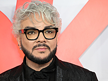 Филипп Киркоров изменился до неузнаваемости: гладко выбритое лицо, роскошные черные кудри до плеч