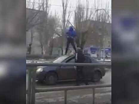 Водитель затолкал в багажник танцующего на его автомобиле мужчину