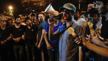 Протестующие в Ереване выгнали с митинга двух пьяных людей
