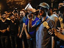 Протестующие в Ереване выгнали с митинга двух пьяных людей