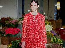 Летящие платья и Coca-Cola: бренд Jason Wu устроил показ в продуктовой лавке