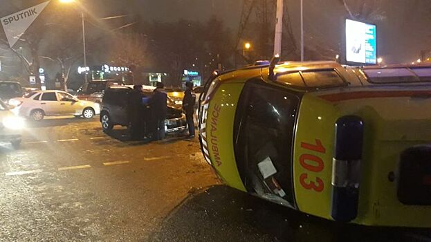 "Скорая" в Алматы завалилась на бок в результате ДТП: пострадали два человека